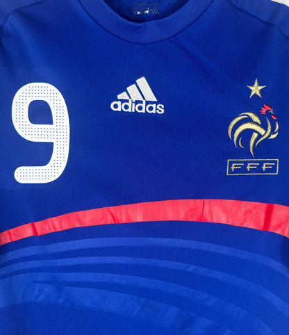 Gros plan sur le numéro 9 poitrine, l'écusson FFF et le logo Adidas blanc.