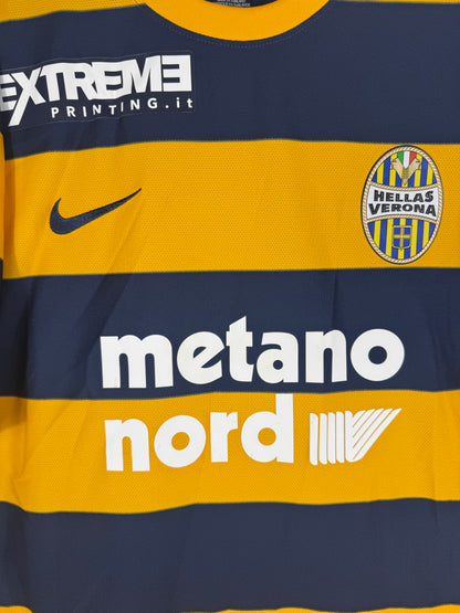 Gros plan sur l'écusson avec les dogues et l'échelle, logo Nike et sponsor.