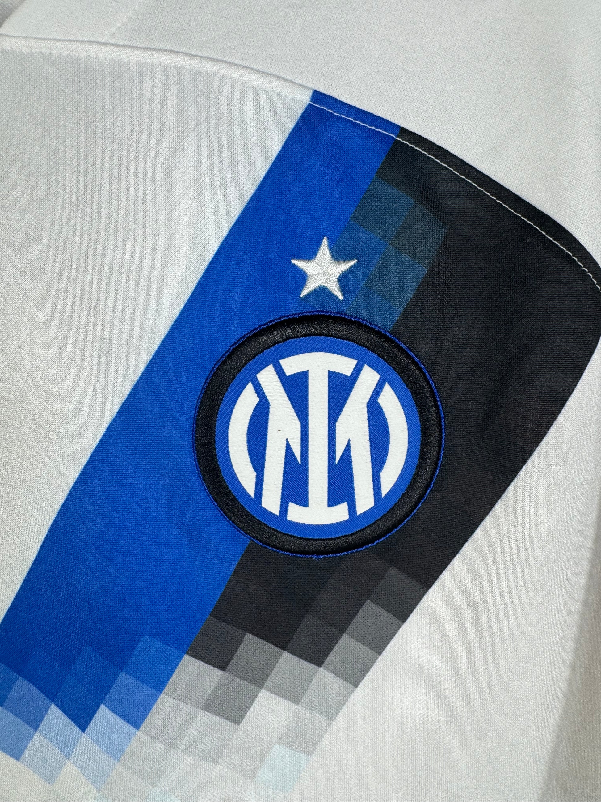 Gros plan sur l'écusson de l'Inter Milan et l'étoile placés sur la bande diagonale pixelisée.