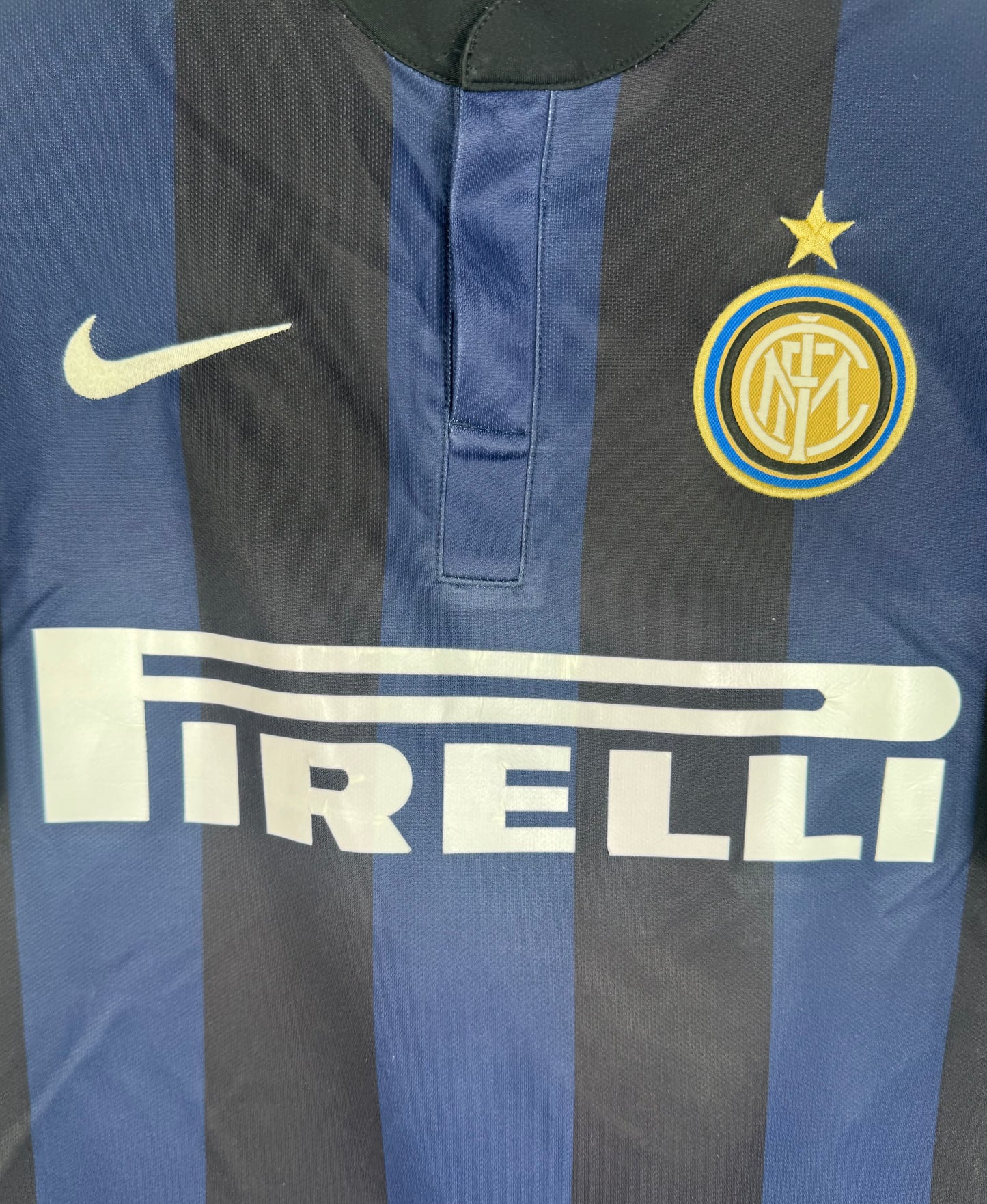 Gros plan sur l'écusson de l'Inter, le swoosh Nike et le sponsor Pirelli blanc.