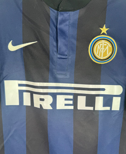 Gros plan sur l'écusson de l'Inter, le swoosh Nike et le sponsor Pirelli blanc.