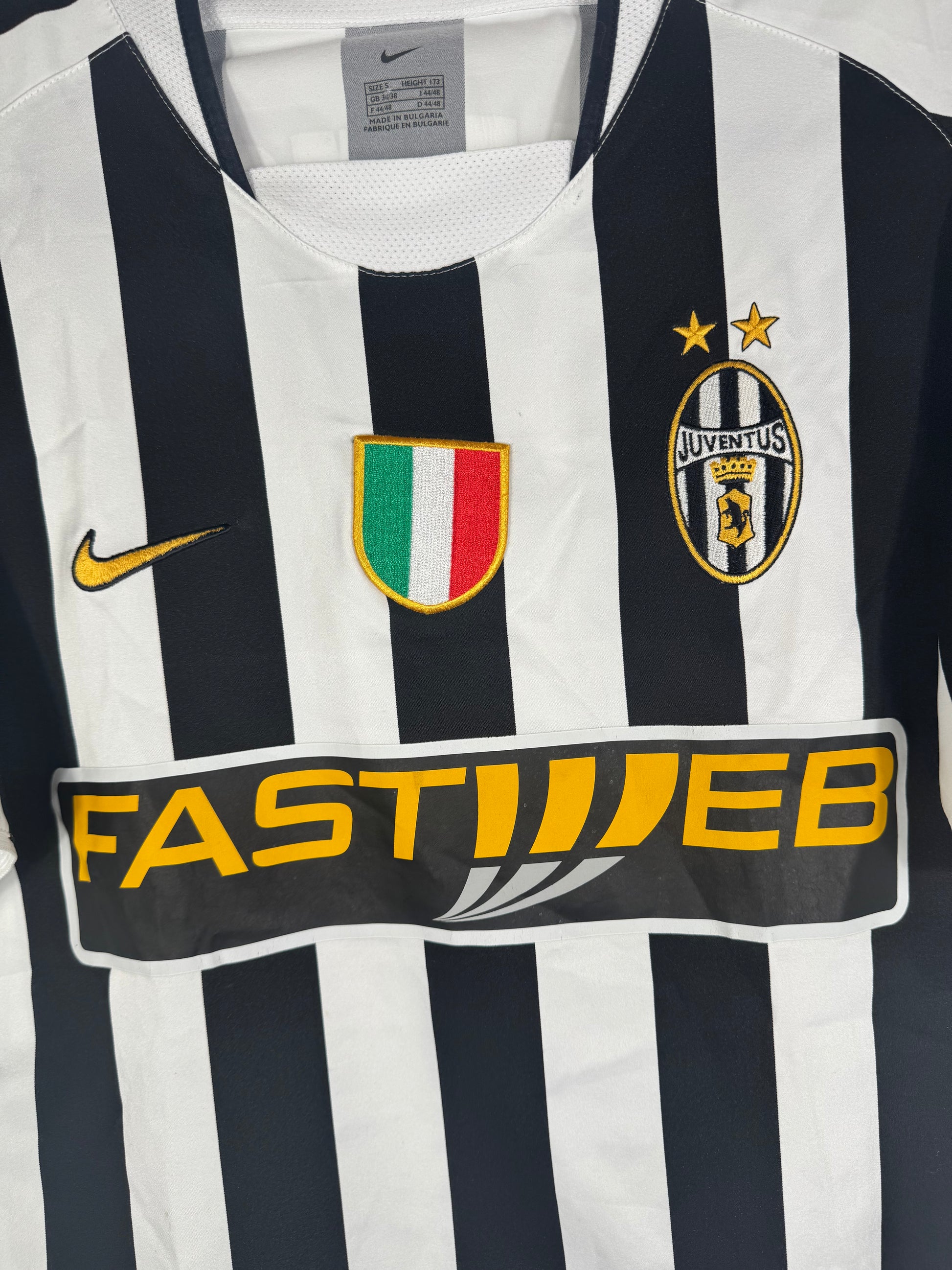 Gros plan sur le patch tricolore Scudetto et le logo Juventus brodé.