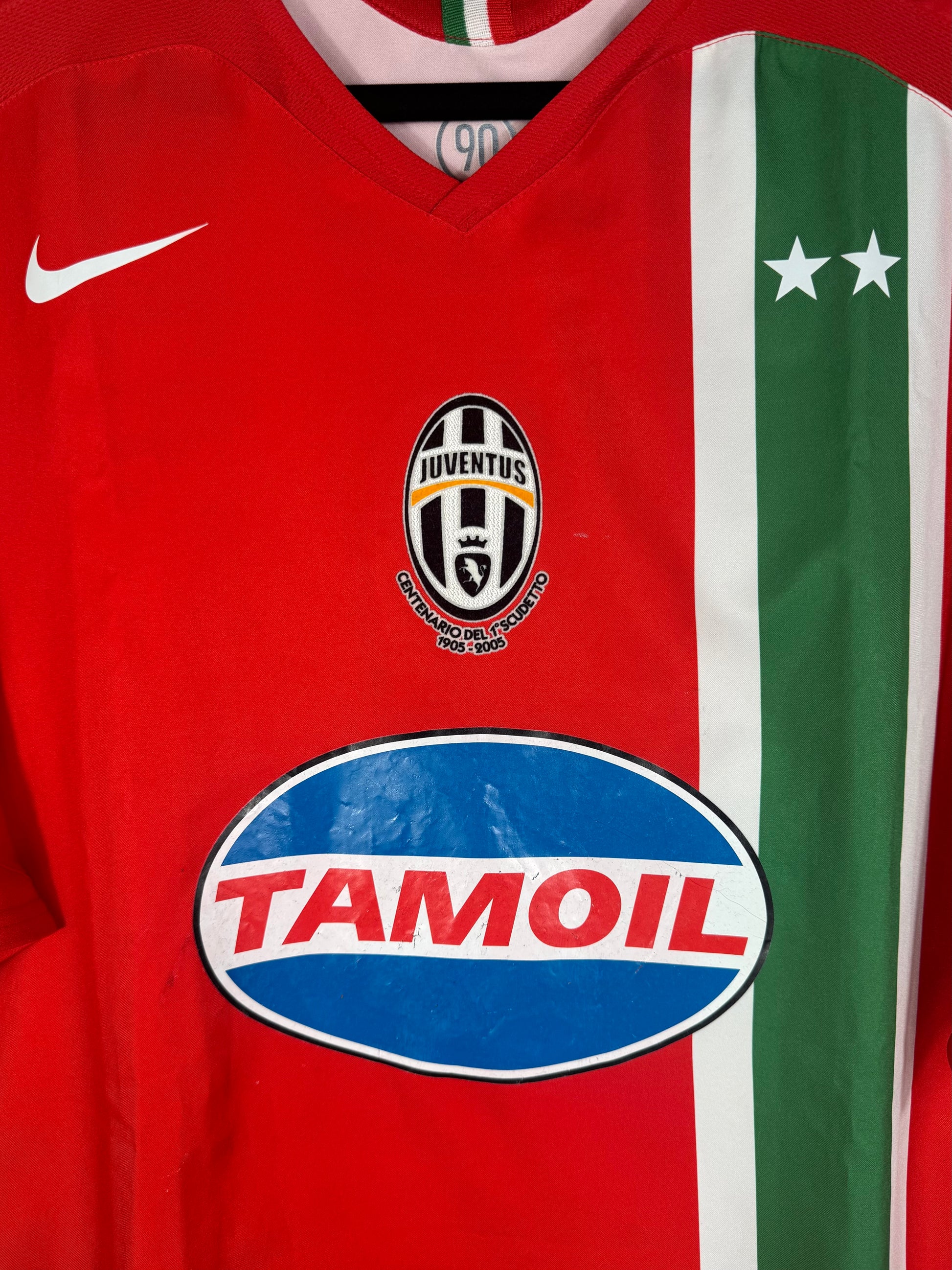 Gros plan sur l'écusson Juventus, les deux étoiles et le sponsor Tamoil.