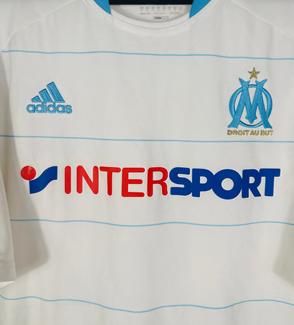 Gros plan sur l'écusson de l'Olympique de Marseille, logo Adidas et sponsor InterSport.