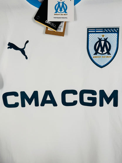 Gros plan sur l'écusson de l'OM et le logo Puma sur la poitrine.