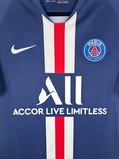 Gros plan sur l'écusson du Paris Saint-Germain et le swoosh Nike sur la bande rouge