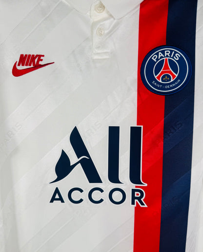 Gros plan sur l'écusson du PSG, le logo Nike, et le sponsor AII Accor