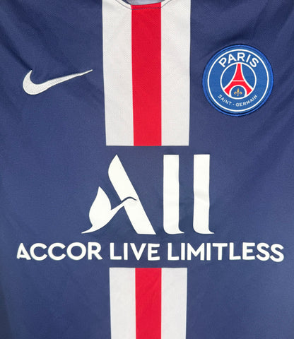 Gros plan sur l'écusson Paris Saint-Germain et le logo Nike sur la bande Hechter tissée.