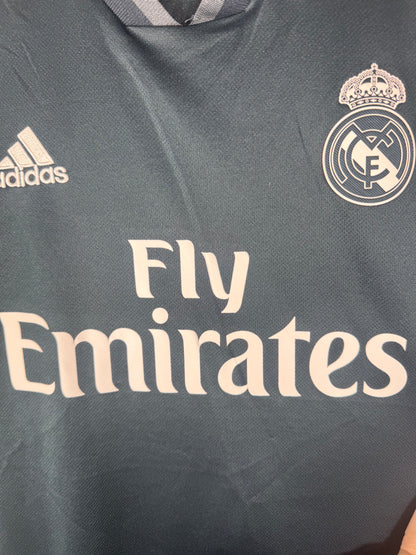 Gros plan sur l'écusson monochrome du Real Madrid