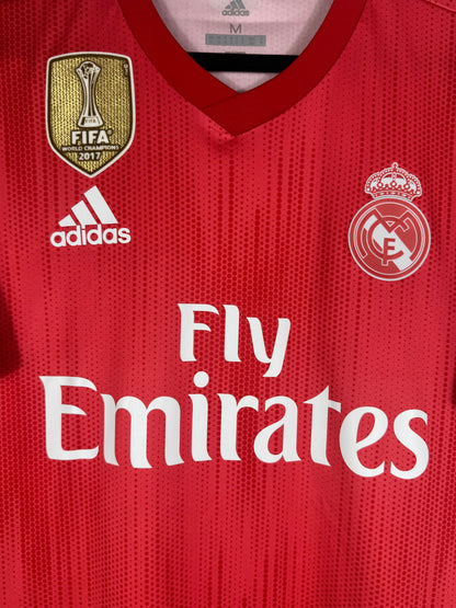 Gros plan sur le badge doré FIFA 2017, les logos thermocollés et le tissu Parley texturé.