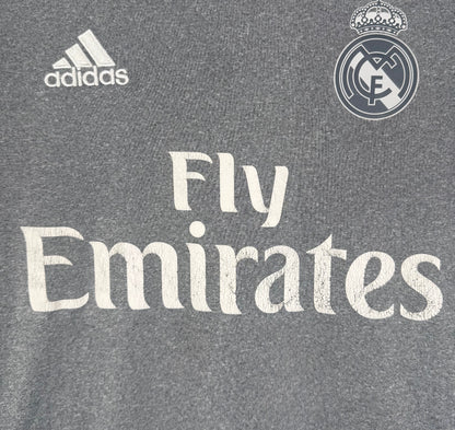 Gros plan sur l'écusson Real Madrid monochrome et la texture effet coton du tissu.