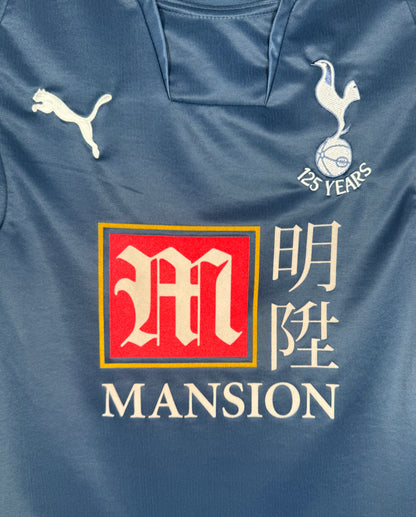 Gros plan sur l'écusson brodé spécial 125 ans et sponsor Mansion caractères chinois.