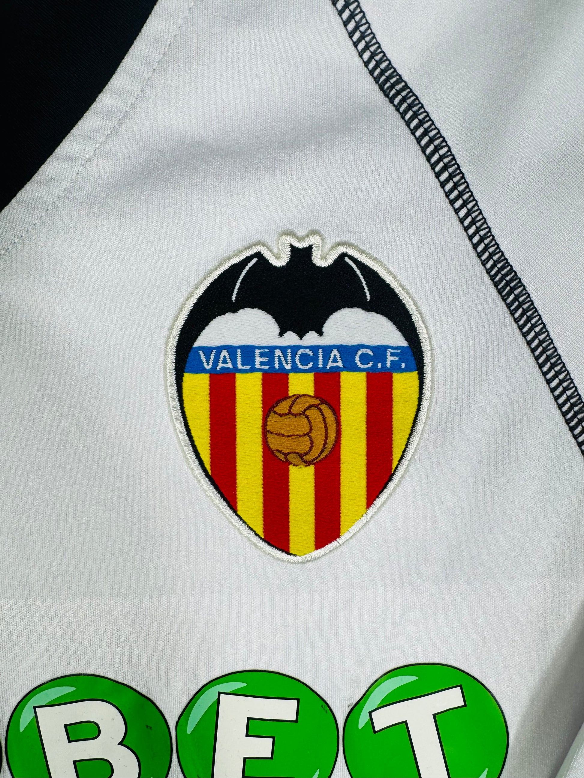 Gros plan sur l'écusson du Valence CF et le logo Kappa sur l'épaule.