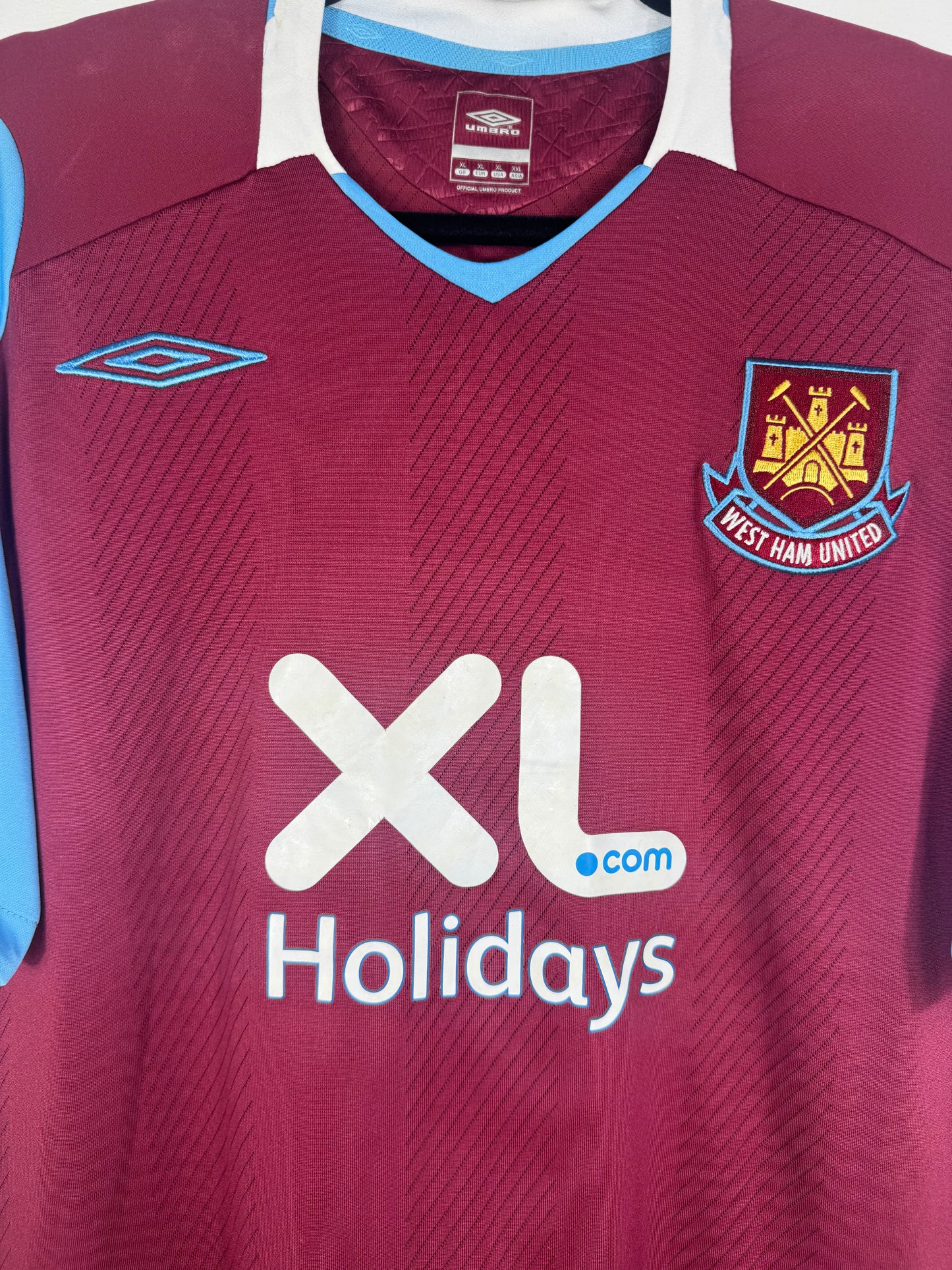 Gros plan sur le sponsor XL Holidays et l'écusson West Ham brodé.