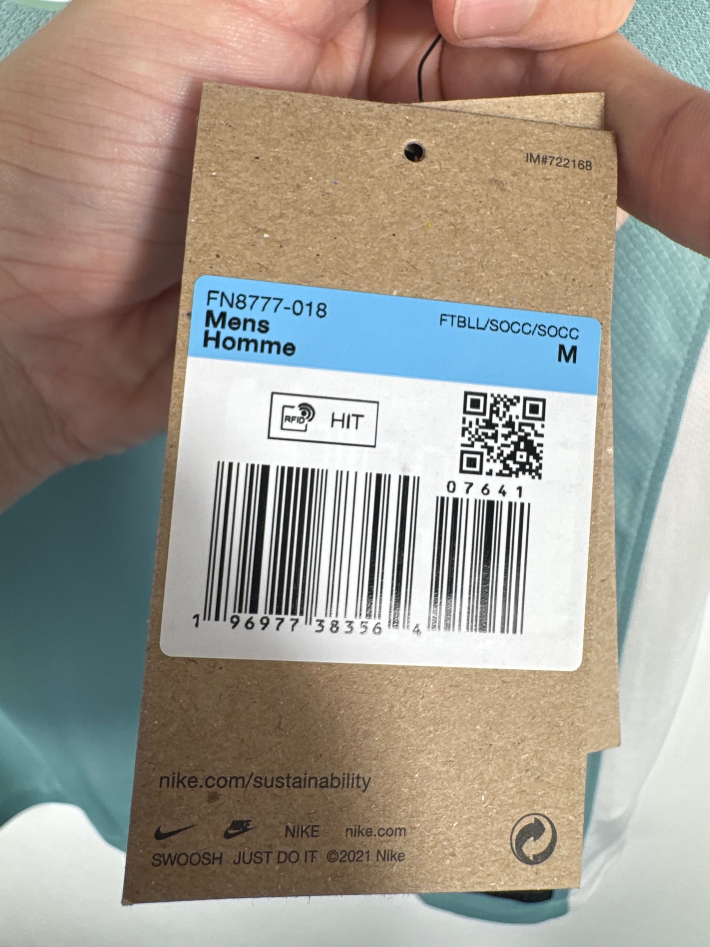 Vue sur l'étiquette Nike Dri-FIT sur le modèle extérieur 2025.