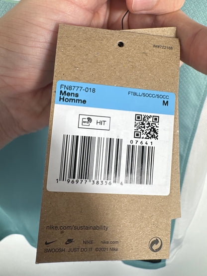 Vue sur l'étiquette Nike Dri-FIT sur le modèle extérieur 2025.