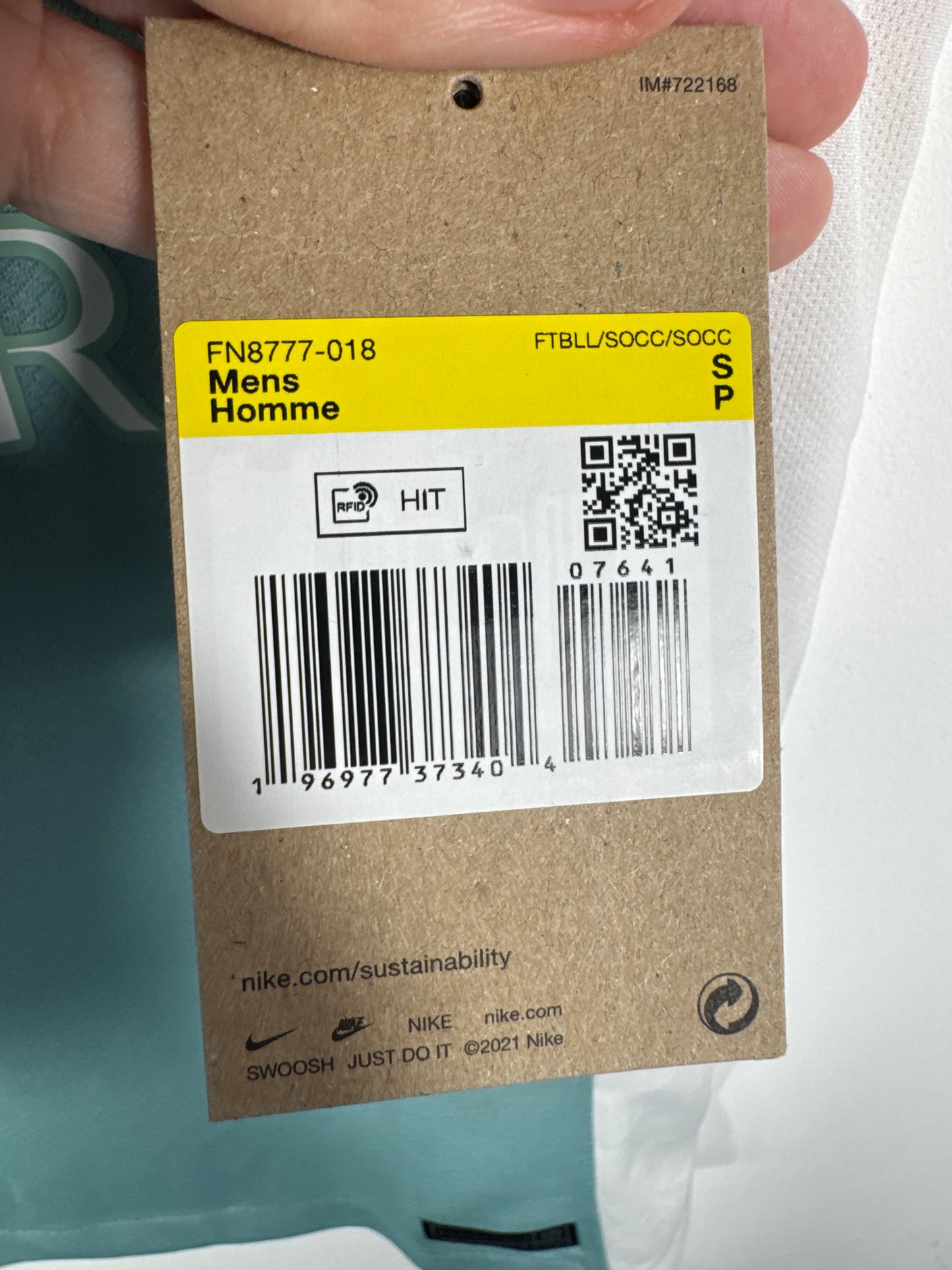 Détail de l'étiquette Nike Dri-FIT sur le maillot extérieur 2025.