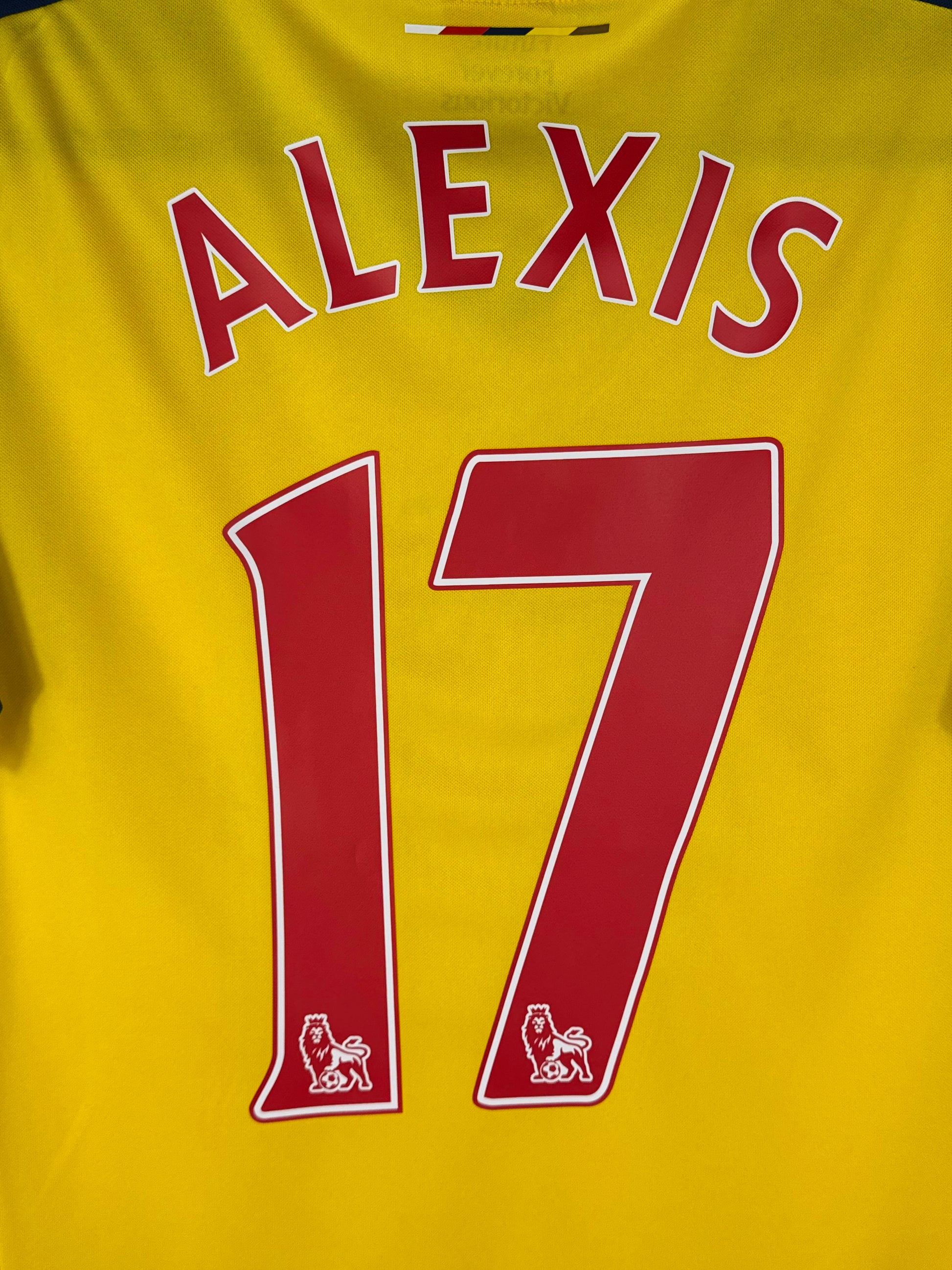 Zoom sur le nom ALEXIS et le numéro 17 rouge, typographie officielle de la Premier League 2014-2015.