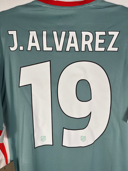 Zoom sur le nom J. ALVAREZ et le numéro 19 rouge, police officielle de la Liga 2025.