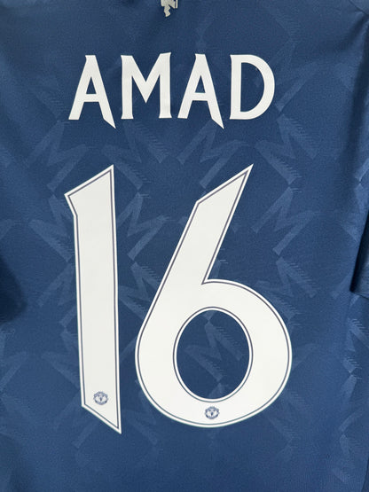 Zoom sur le nom AMAD et le numéro 16 blanc avec le diable rouge du club intégré à la base du chiffre.