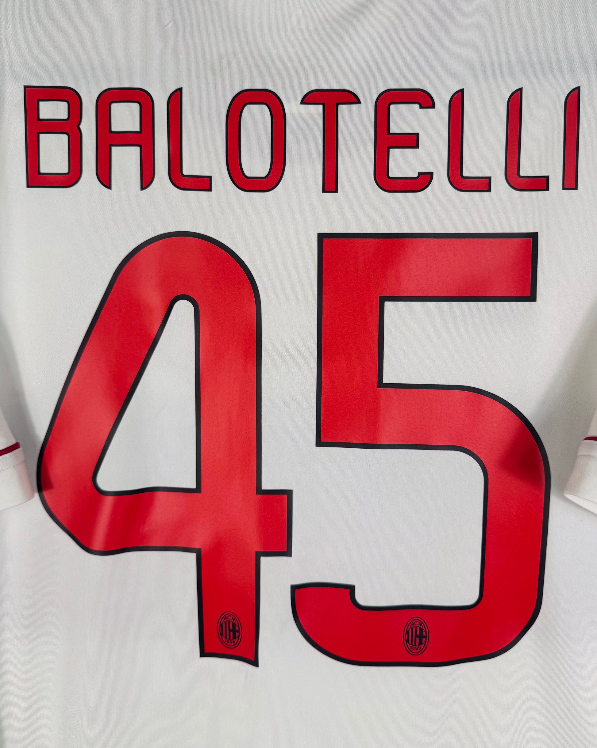 Zoom sur le nom BALOTELLI et le numéro 45 rouge style officiel Serie A.