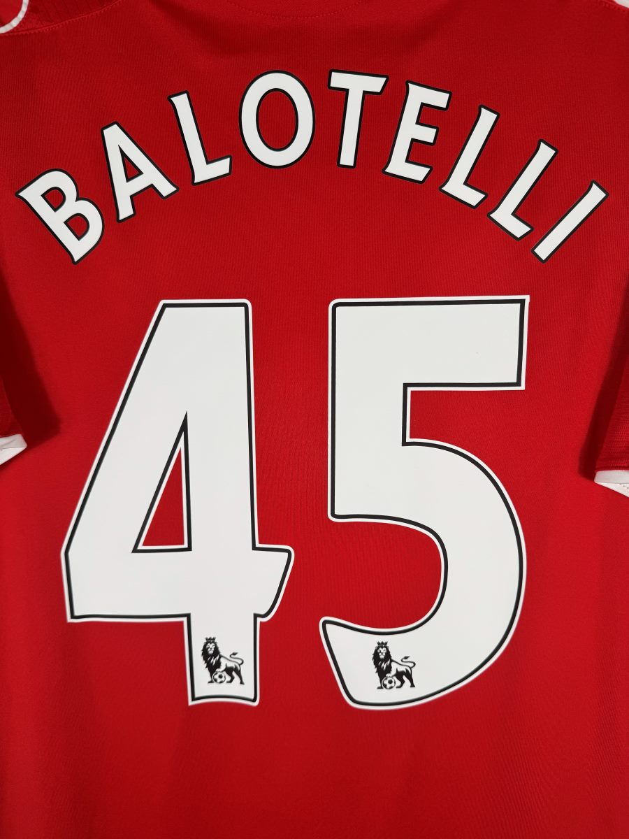 Détail flocage Balotelli N45 maillot Liverpool 2014-2015