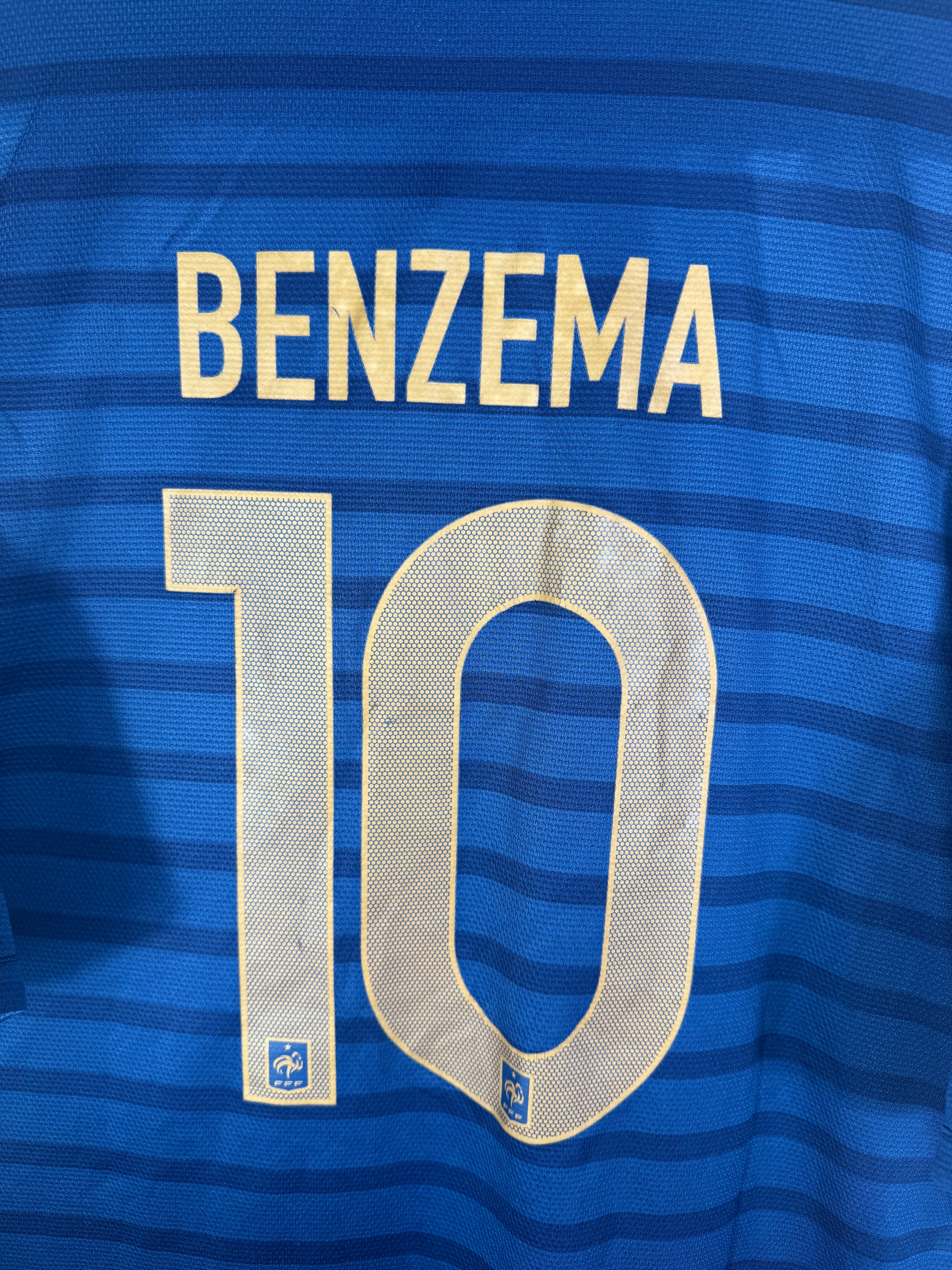 Zoom sur le nom BENZEMA et le numéro 10 doré, typographie officielle de l'Equipe de France à l'Euro 2012.
