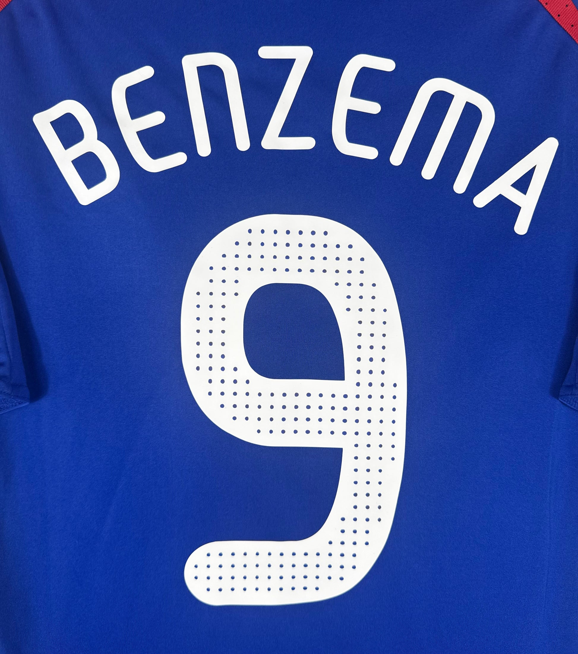 Zoom sur la typographie pointillée officielle du nom BENZEMA sur le maillot 2008.