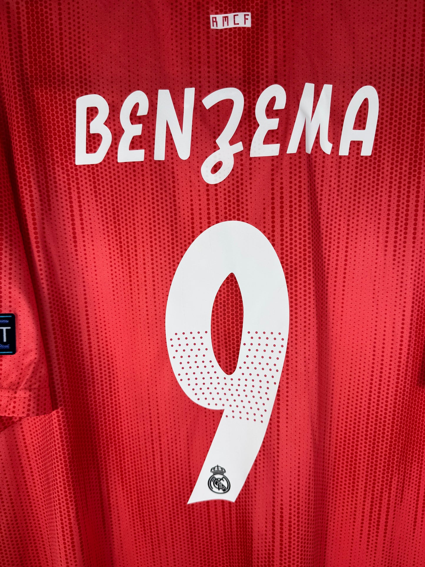 Zoom sur le nom BENZEMA et le numéro 9 blanc, typographie officielle utilisée en Ligue des Champions.