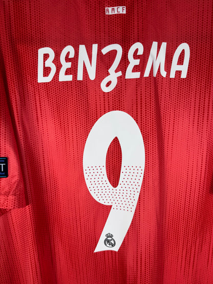 Zoom sur le nom BENZEMA et le numéro 9 blanc, typographie officielle utilisée en Ligue des Champions.