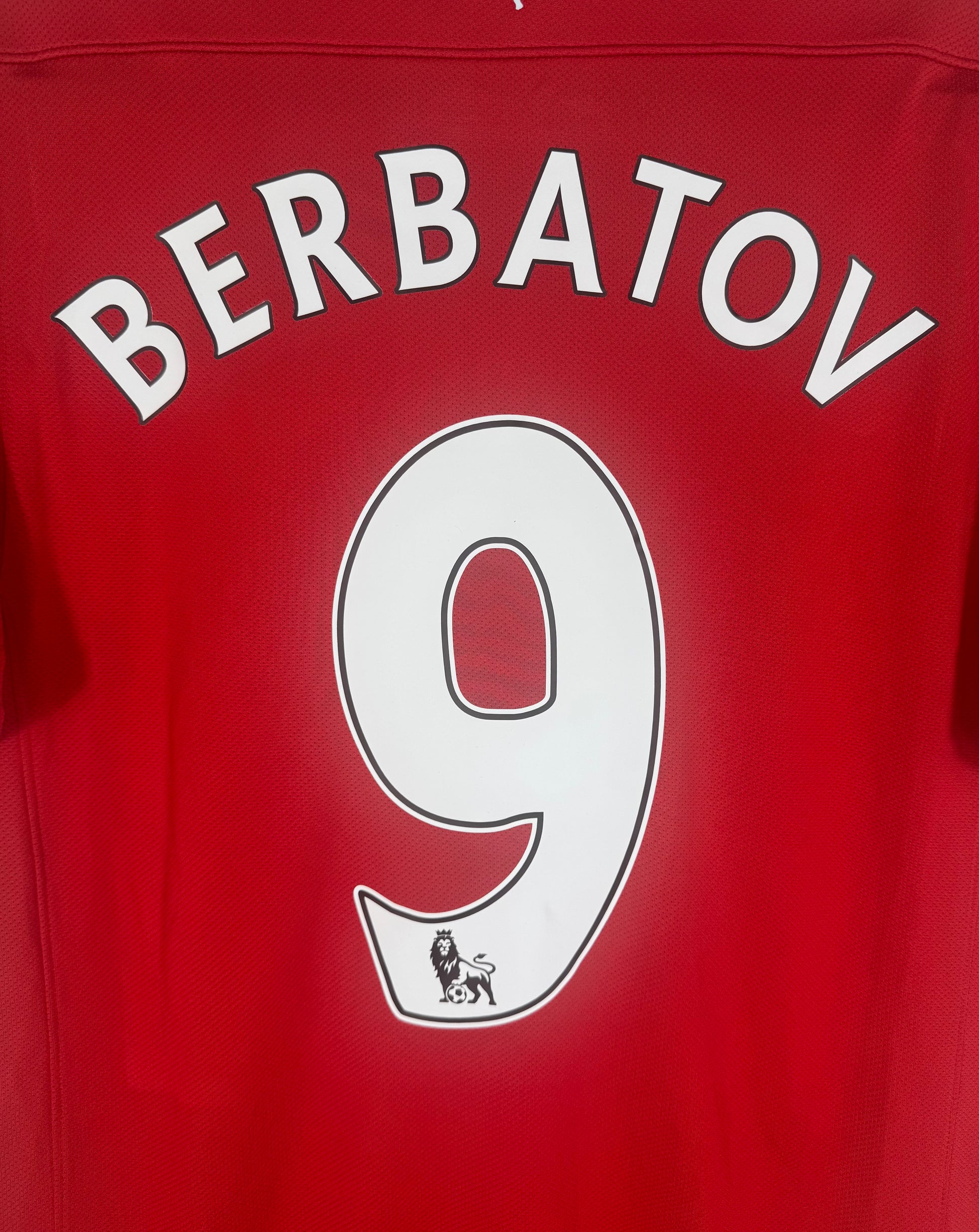 Zoom sur le numéro 9 avec logo Premier League du maillot de Dimitar Berbatov.