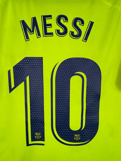 Zoom sur le nom MESSI et le numéro 10 bleu marine, typographie officielle FC Barcelone.