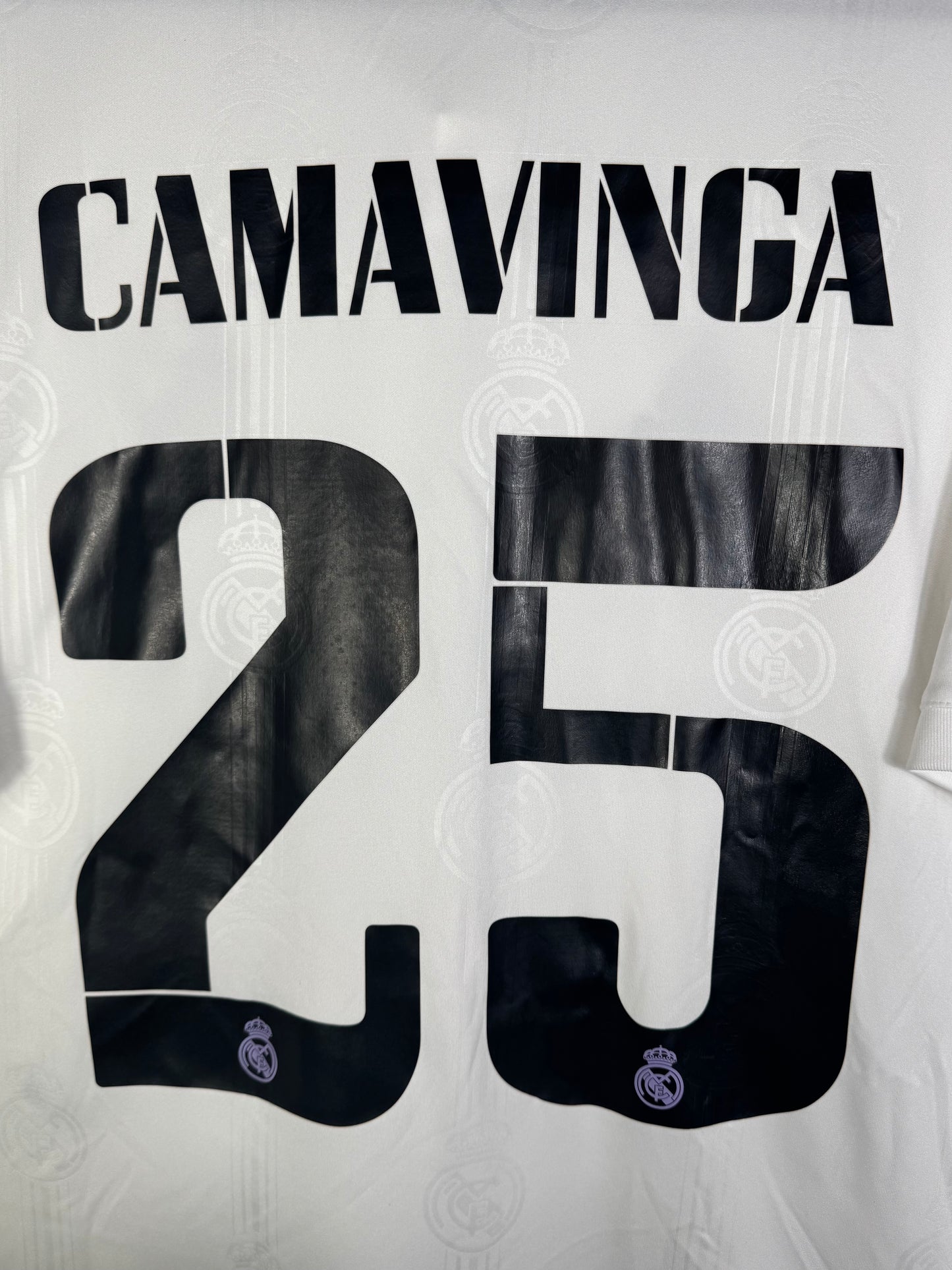 Gros plan flocage officiel Camavinga numéro 25 police Real Madrid 2023.