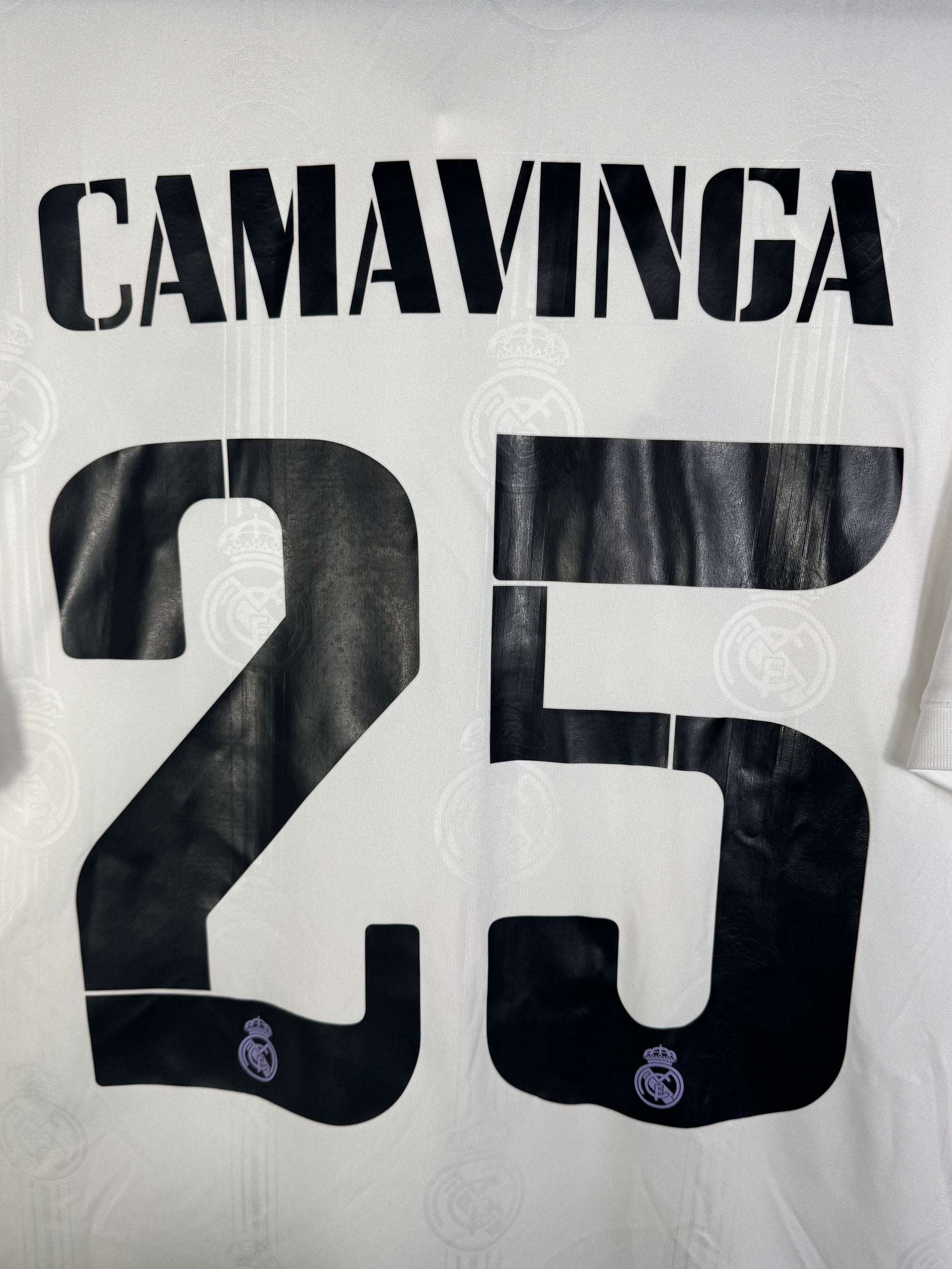 Gros plan flocage officiel Camavinga numéro 25 police Real Madrid 2023.