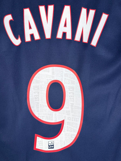 Zoom sur le nom CAVANI et le numéro 9 blanc avec contour rouge.