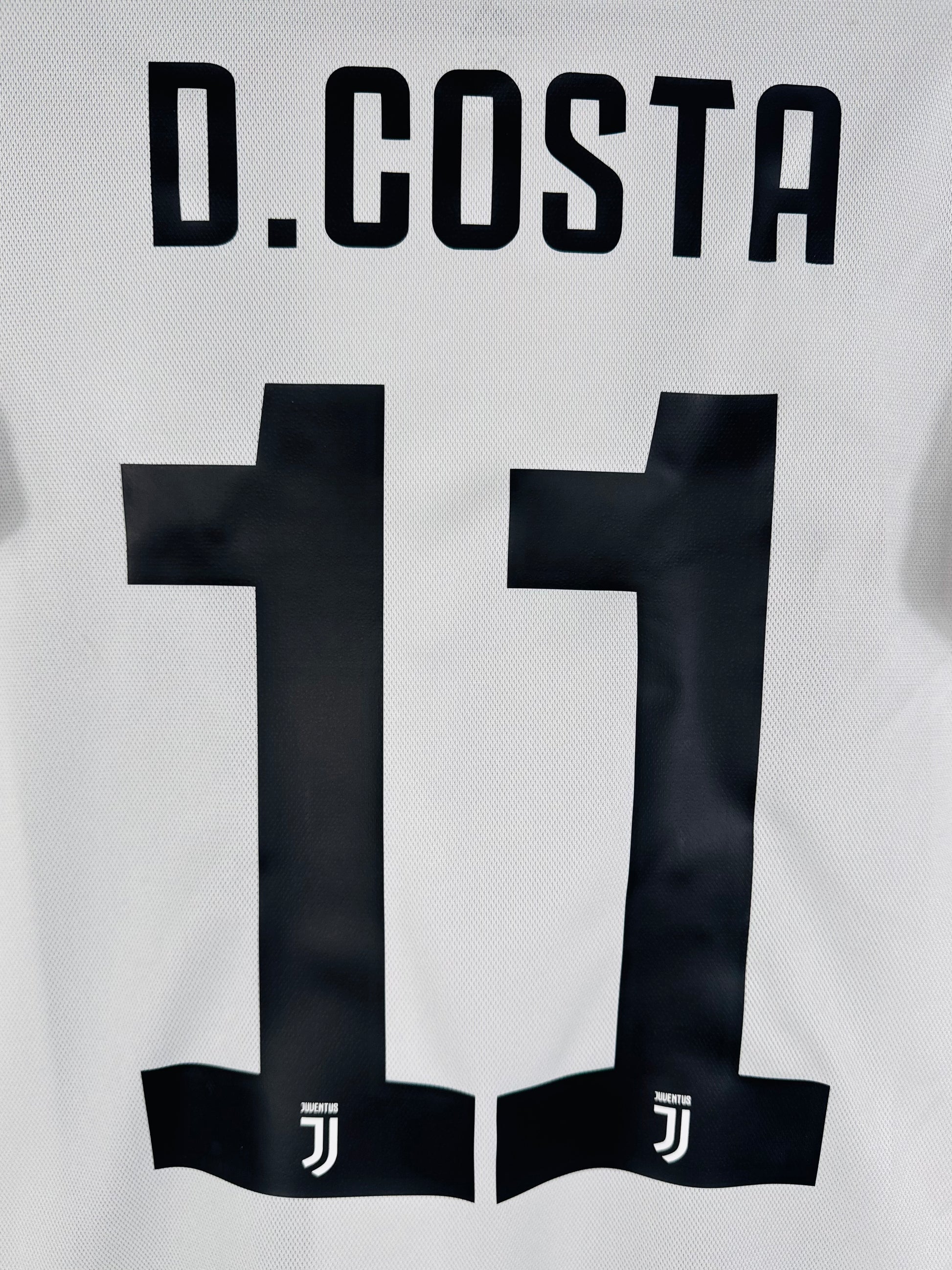 Zoom sur le nom D.COSTA et le numéro 11 avec motif officiel dans le chiffre.