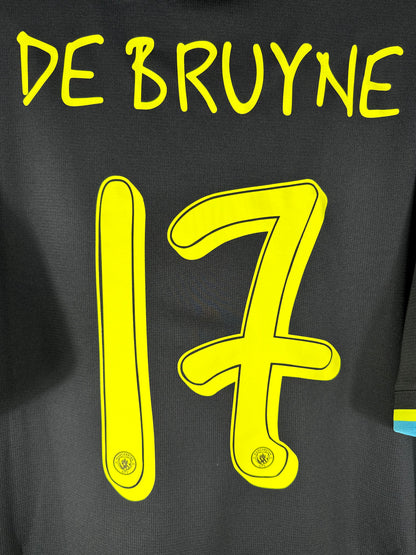 Zoom sur le numéro 17 et le lettrage jaune dessinés par Noel Gallagher, avec l'écusson du club intégré.