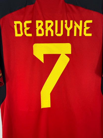 Zoom sur le nom DE BRUYNE et le numéro 7 jaune, police officielle Adidas Coupe du Monde 2022.