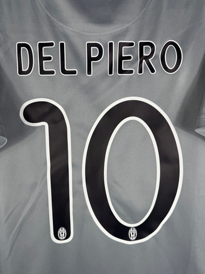 Zoom sur le nom DEL PIERO et le numéro 10 noir avec contour blanc.