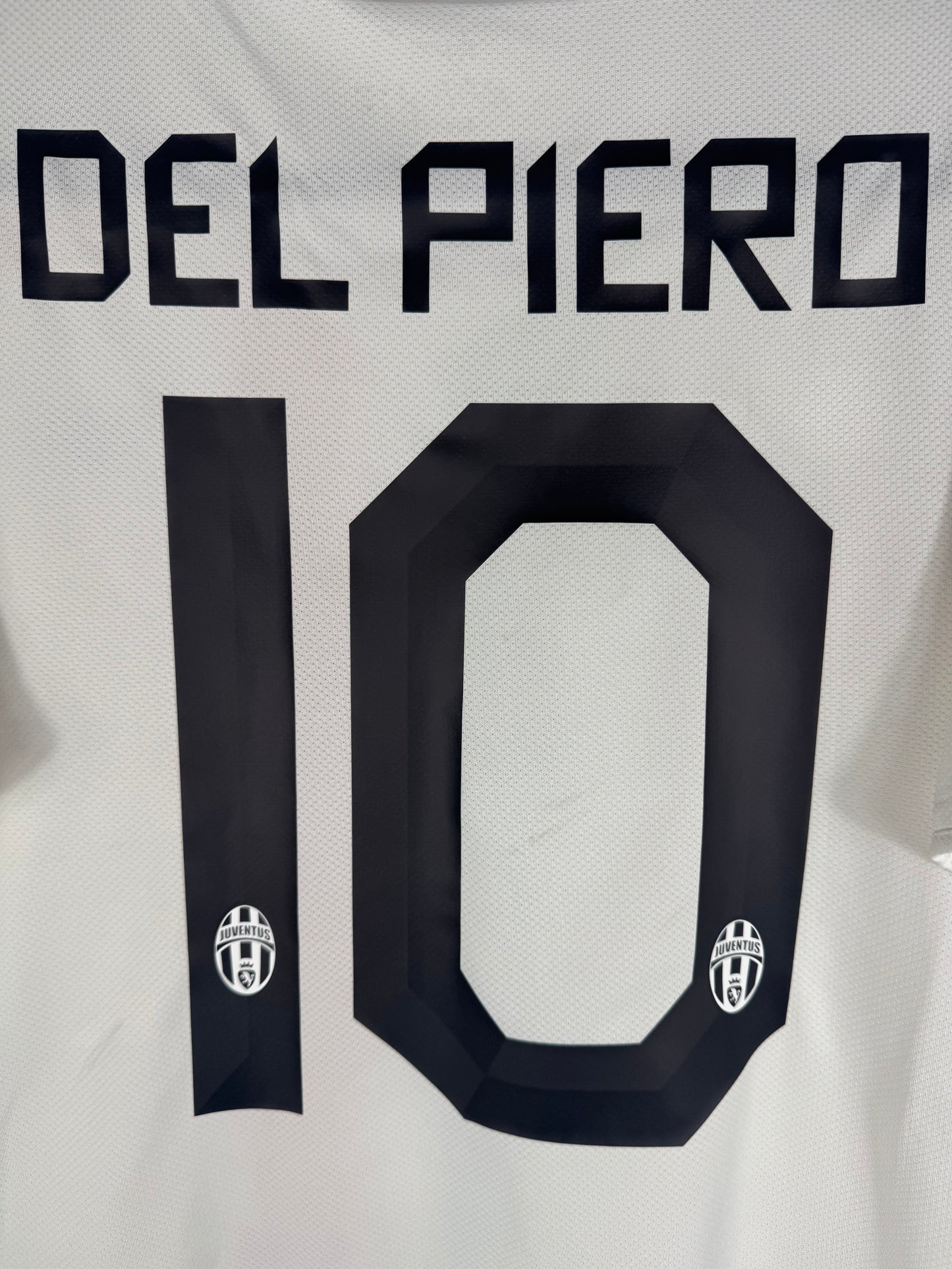 Zoom sur le nom DEL PIERO et le numéro 10 noir au dos du maillot extérieur.