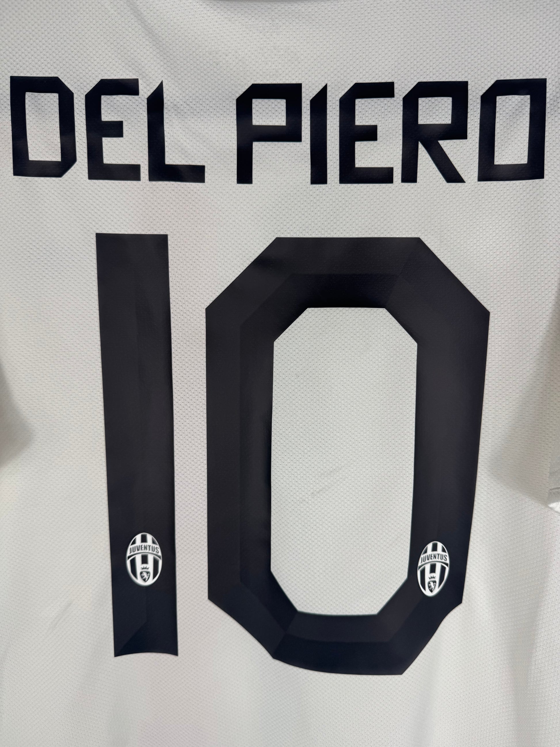 Zoom sur le nom DEL PIERO et le numéro 10 noir au dos du maillot extérieur.