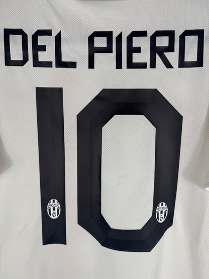 Zoom sur le nom DEL PIERO et le numéro 10 noir au dos du maillot extérieur.