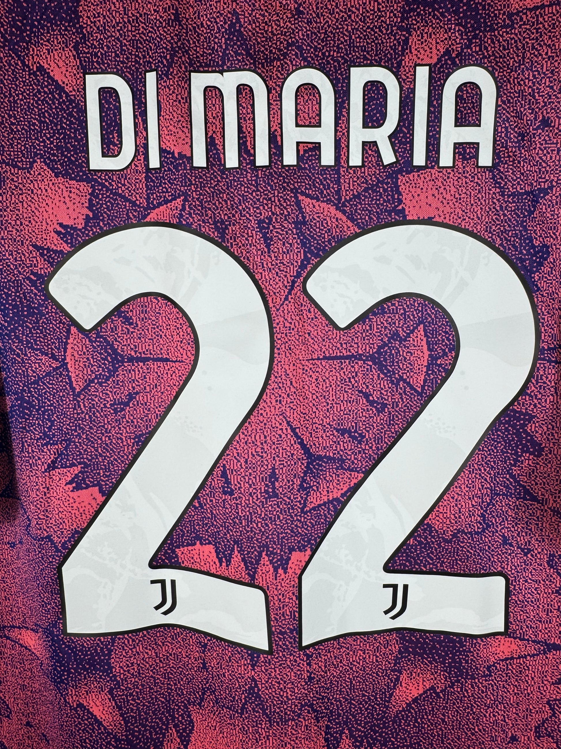 Zoom sur le nom DI MARIA et le numéro 22 blanc