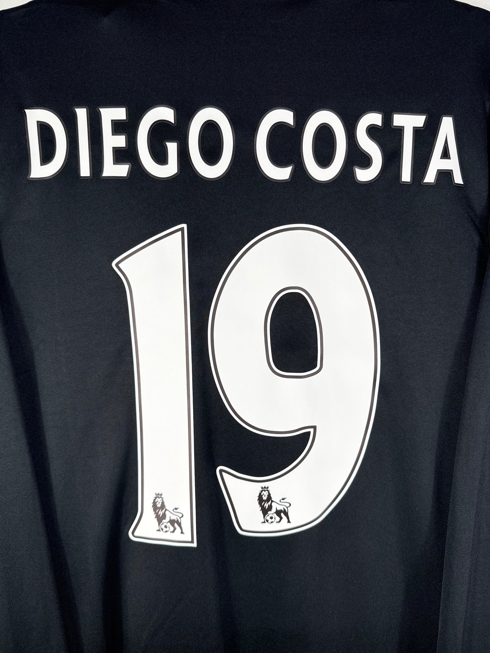 Zoom sur le nom DIEGO COSTA et le numéro 19 blanc, typographie officielle Premier League 2016-2017.