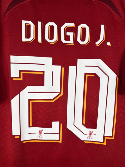 Zoom sur le nom DIOGO J. et le numéro 20 avec liseré, typographie européenne officielle de Liverpool FC.