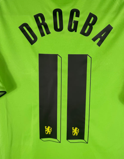 Zoom sur le nom DROGBA et le numéro 11 typographie Coupe avec logo du club intégré.