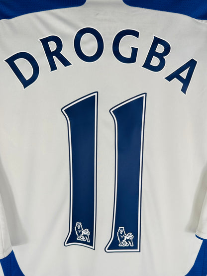 Zoom sur le nom DROGBA et le numéro 11 en typographie officielle Premier League.