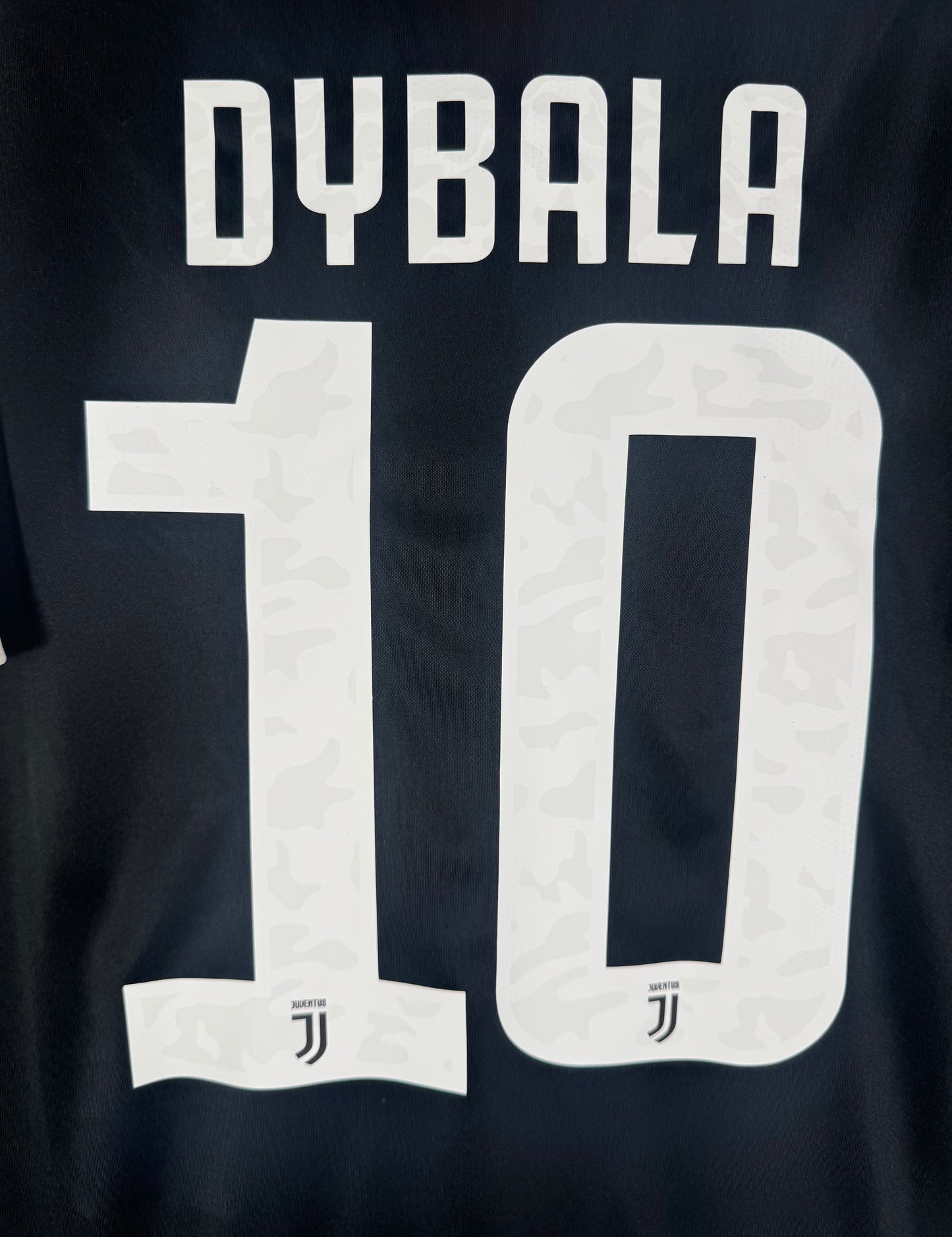 Zoom sur le nom DYBALA et le numéro 10 avec motif craquelé officiel.