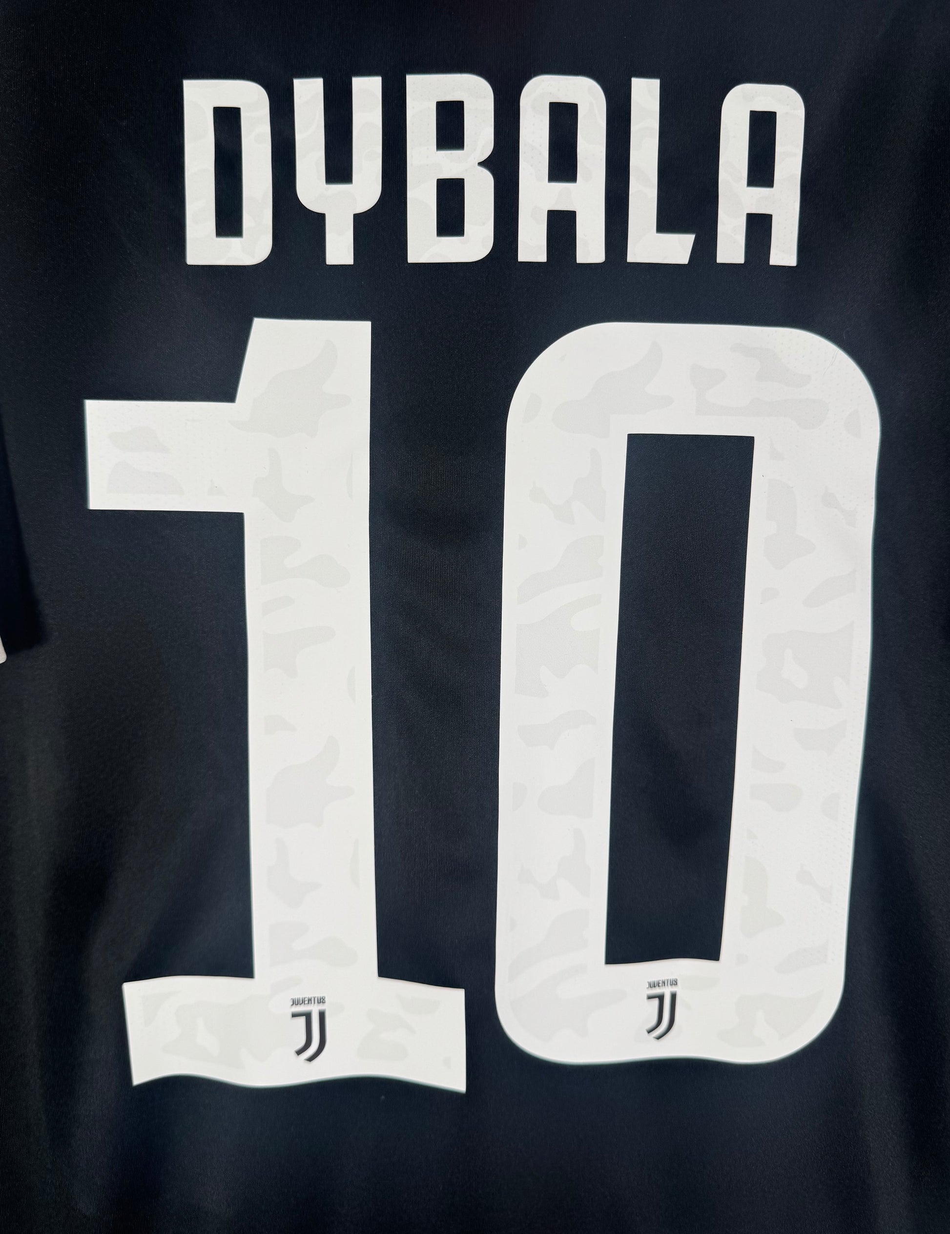 Zoom sur le nom DYBALA et le numéro 10 avec motif craquelé officiel.