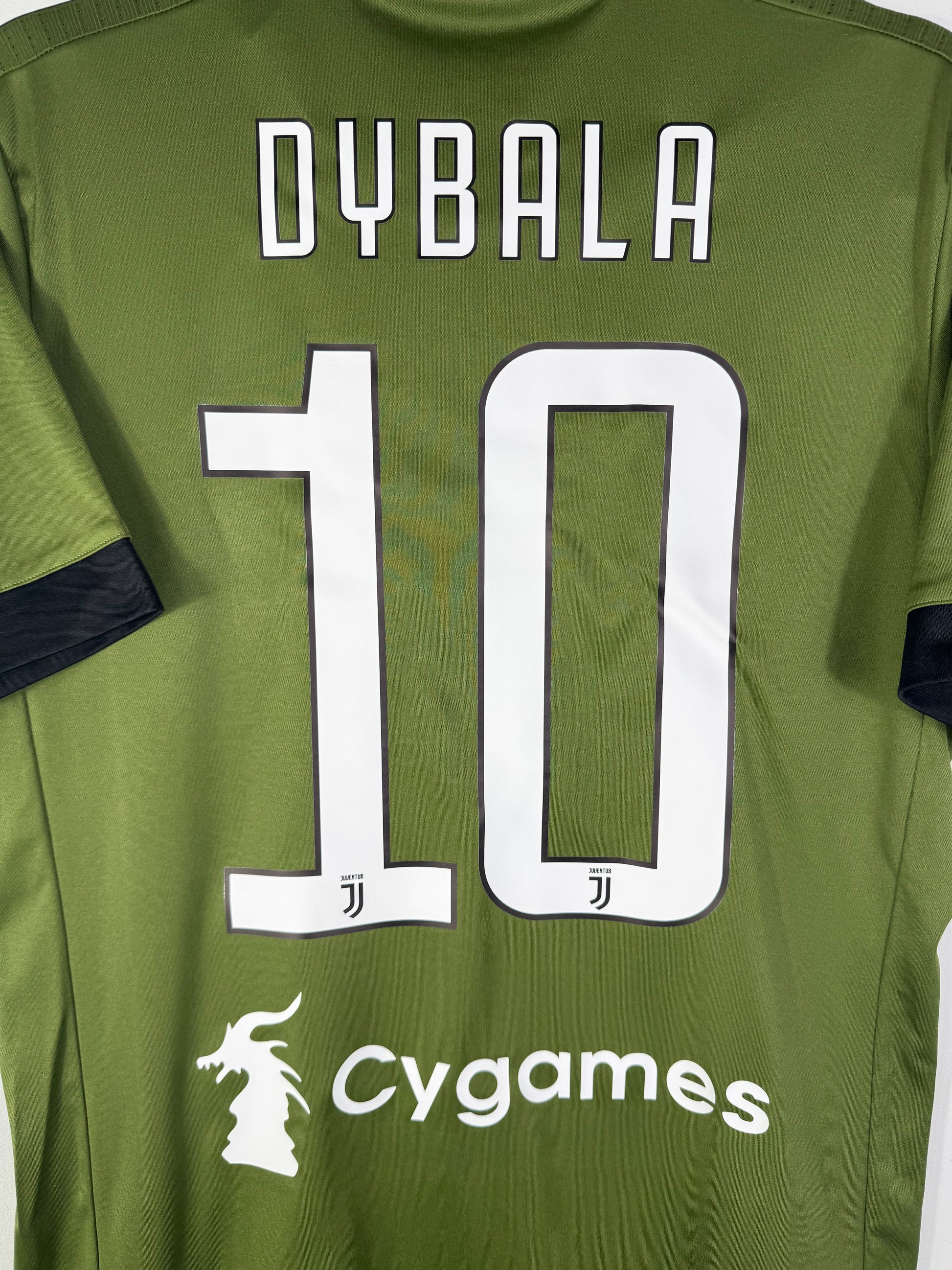 Zoom sur le nom DYBALA et le numéro 10 blanc avec liseré noir, typographie officielle Serie A 2017-2018.